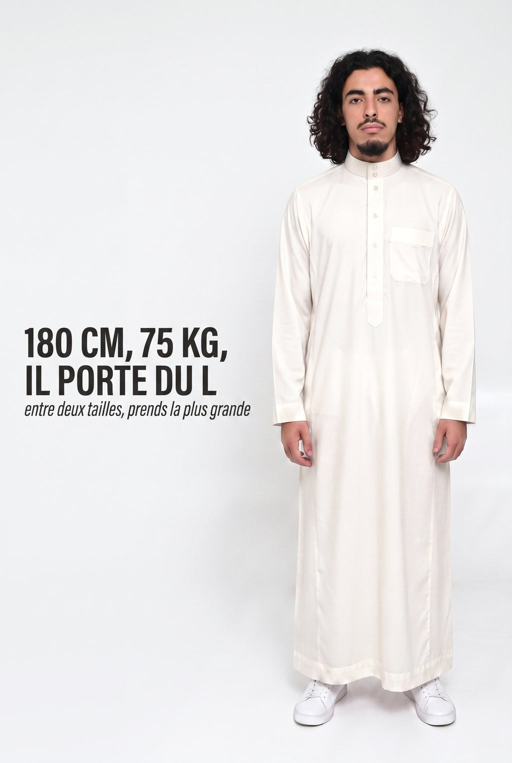 Repère de taille du qamis Omar blanc cassé, mannequin de 180 cm et 75 kg en taille L