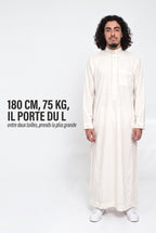 Repère de taille du qamis Omar blanc cassé, mannequin de 180 cm et 75 kg en taille L
