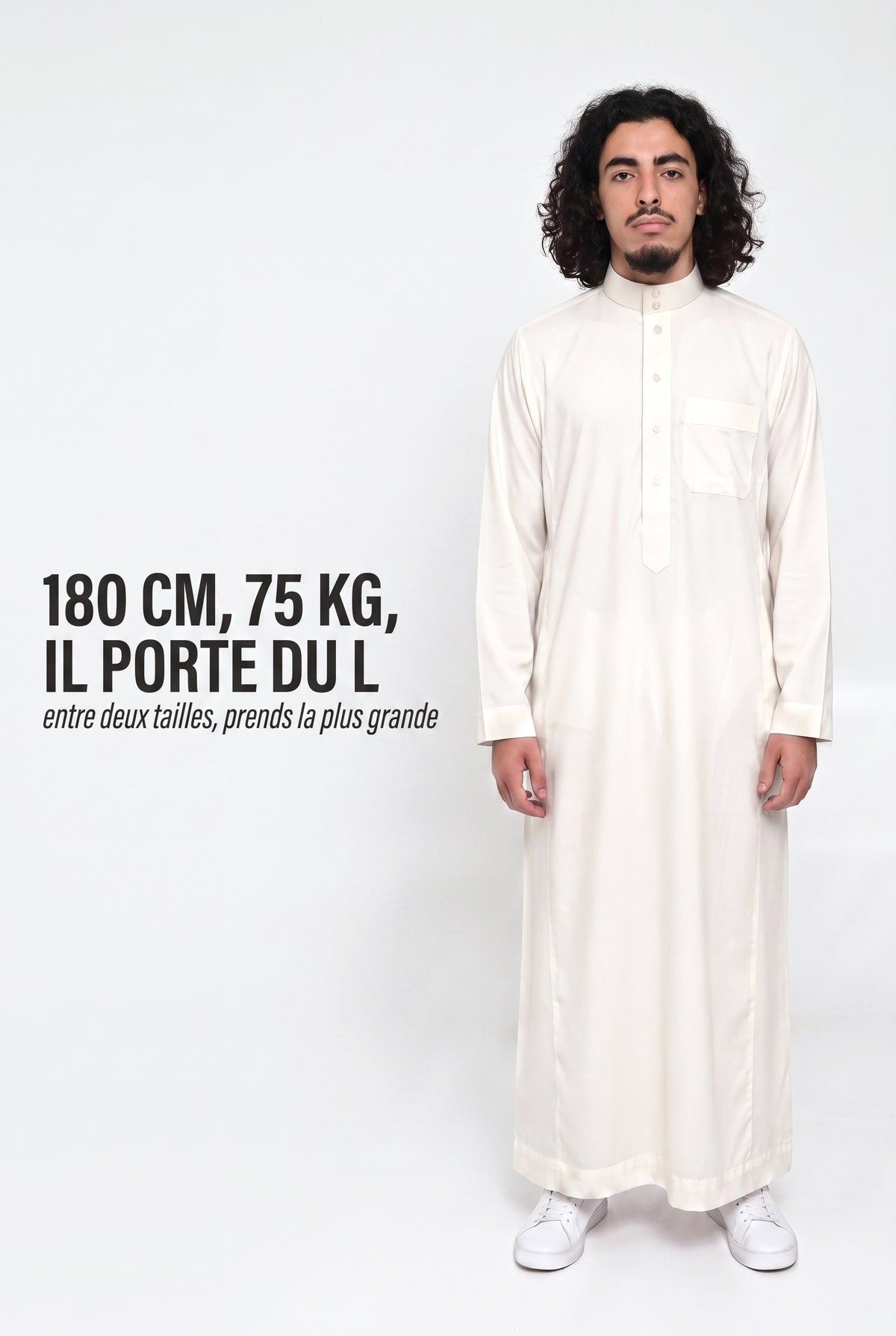Repère de taille du qamis Omar blanc cassé, mannequin de 180 cm et 75 kg en taille L