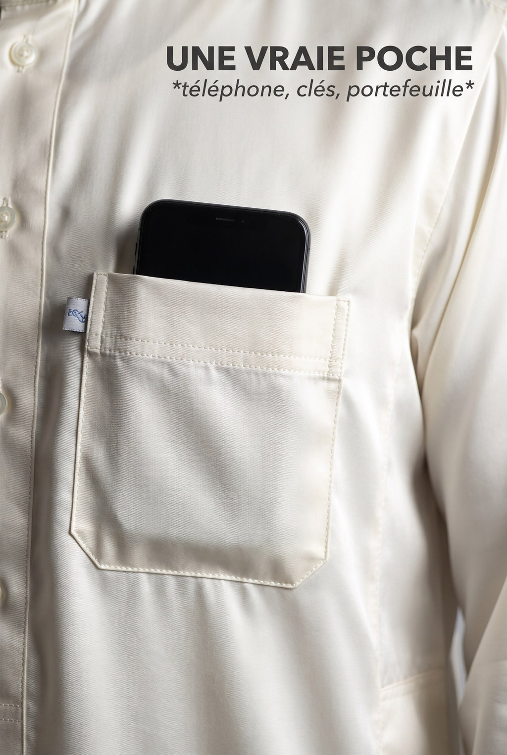 Poche poitrine plaquée du qamis Omar blanc cassé avec un téléphone glissé dedans