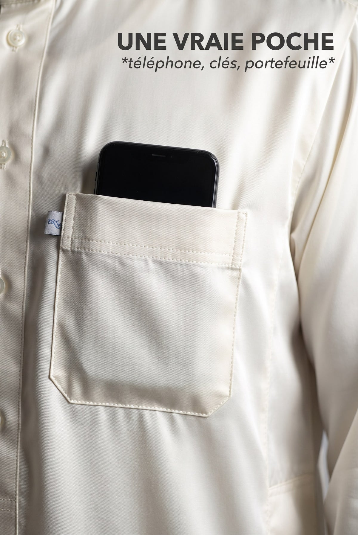 Poche poitrine plaquée du qamis Omar blanc cassé avec un téléphone glissé dedans
