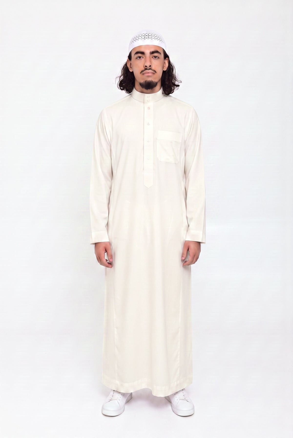 Qamis saoudien satiné Omar blanc cassé porté, col mao et poche poitrine, sur fond blanc