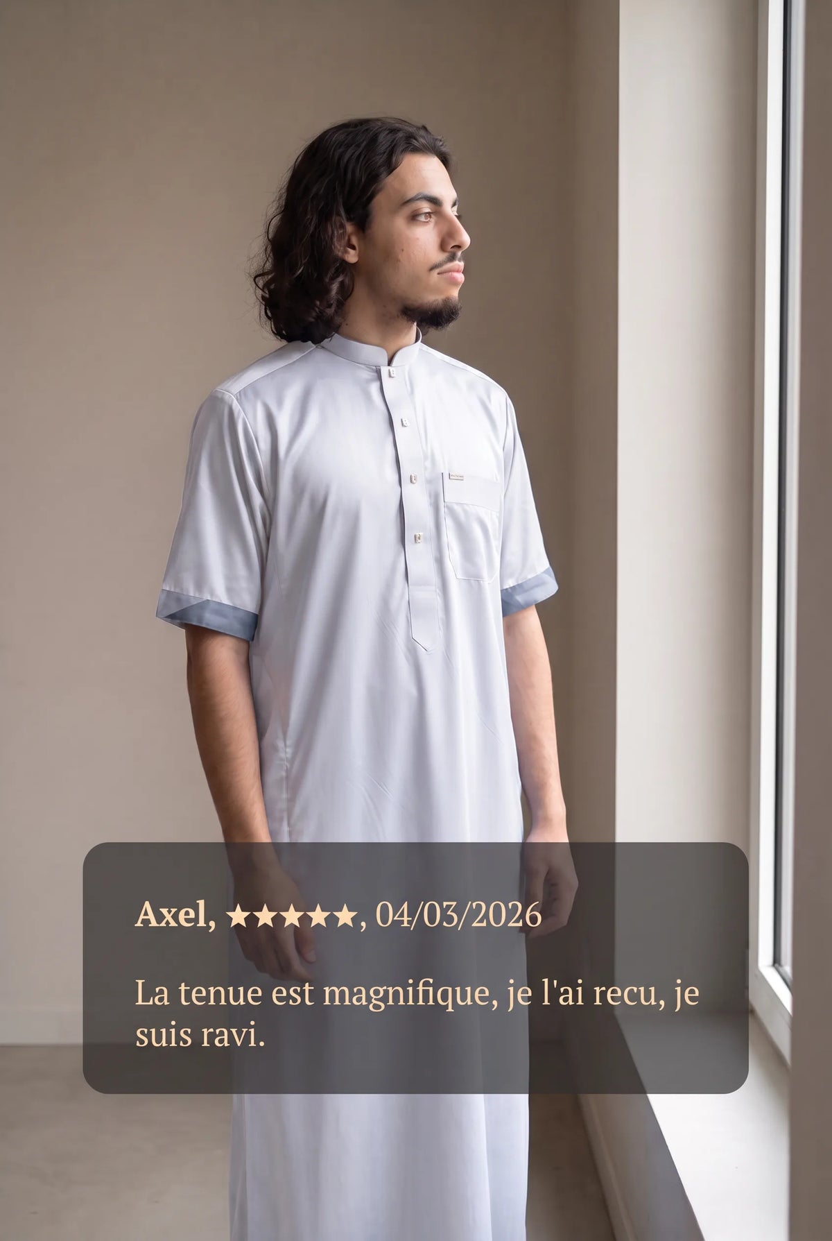 Qamis saoudien satiné Musa blanc porté en intérieur, et avis client cinq étoiles