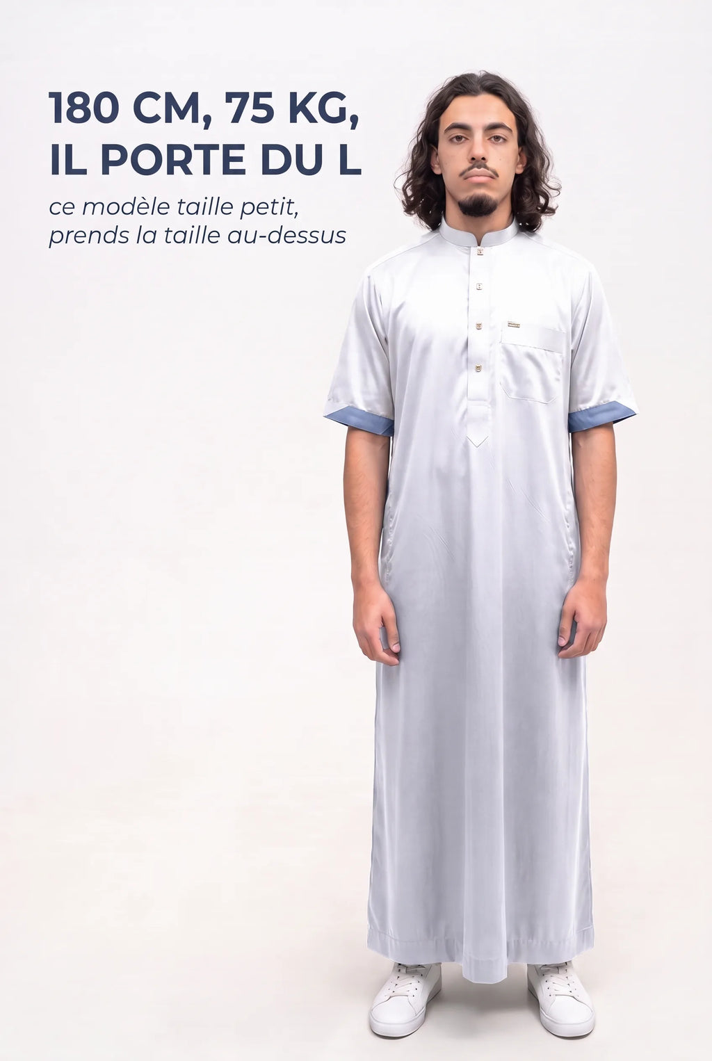 Repère de taille du qamis Musa blanc, mannequin de 180 cm et 75 kg en taille L