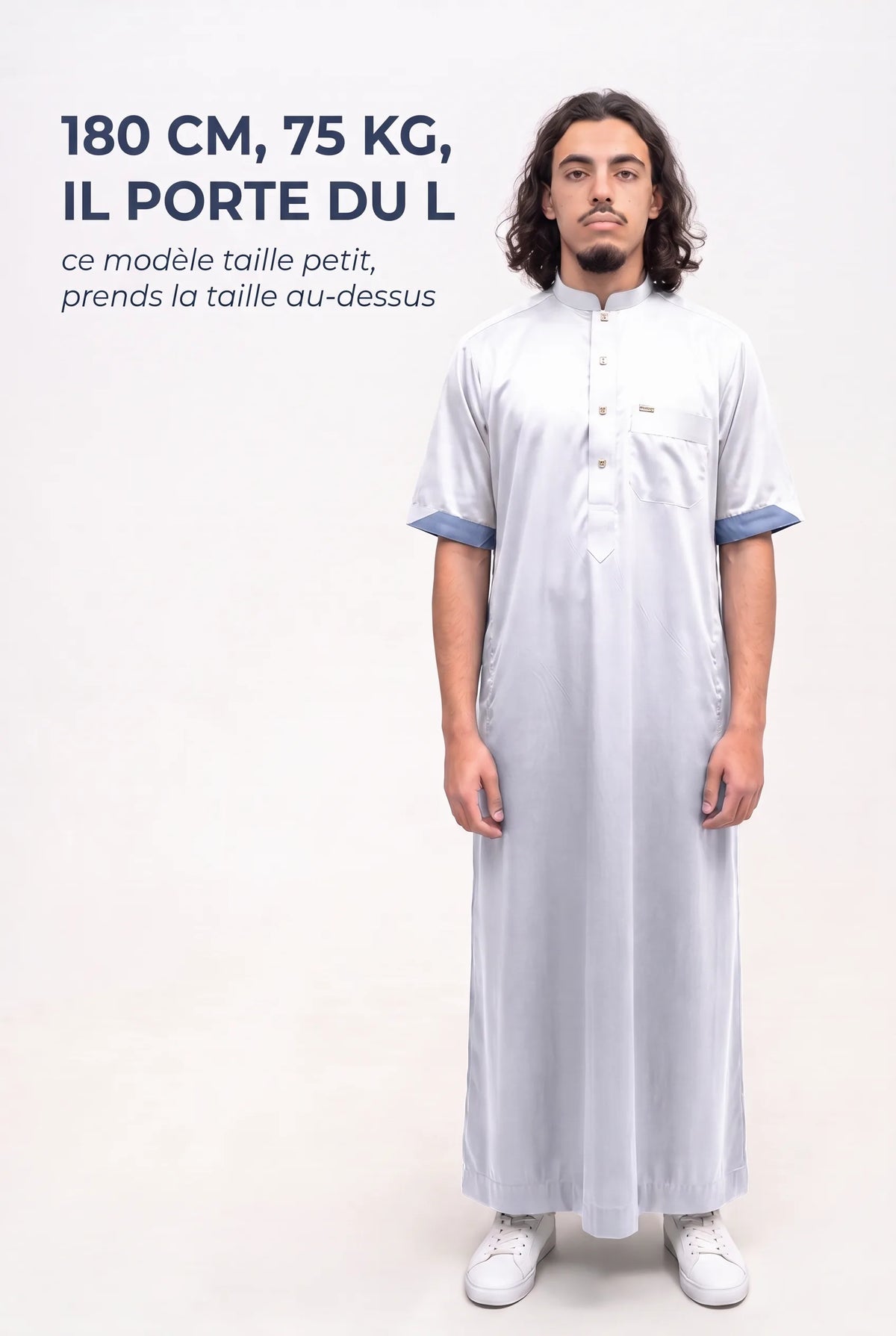Repère de taille du qamis Musa blanc, mannequin de 180 cm et 75 kg en taille L