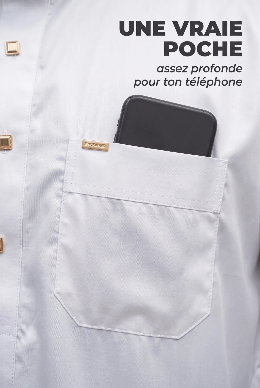 Poche poitrine du qamis Musa blanc avec un téléphone glissé dedans