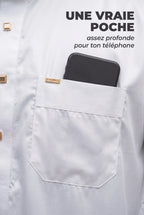 Poche poitrine du qamis Musa blanc avec un téléphone glissé dedans