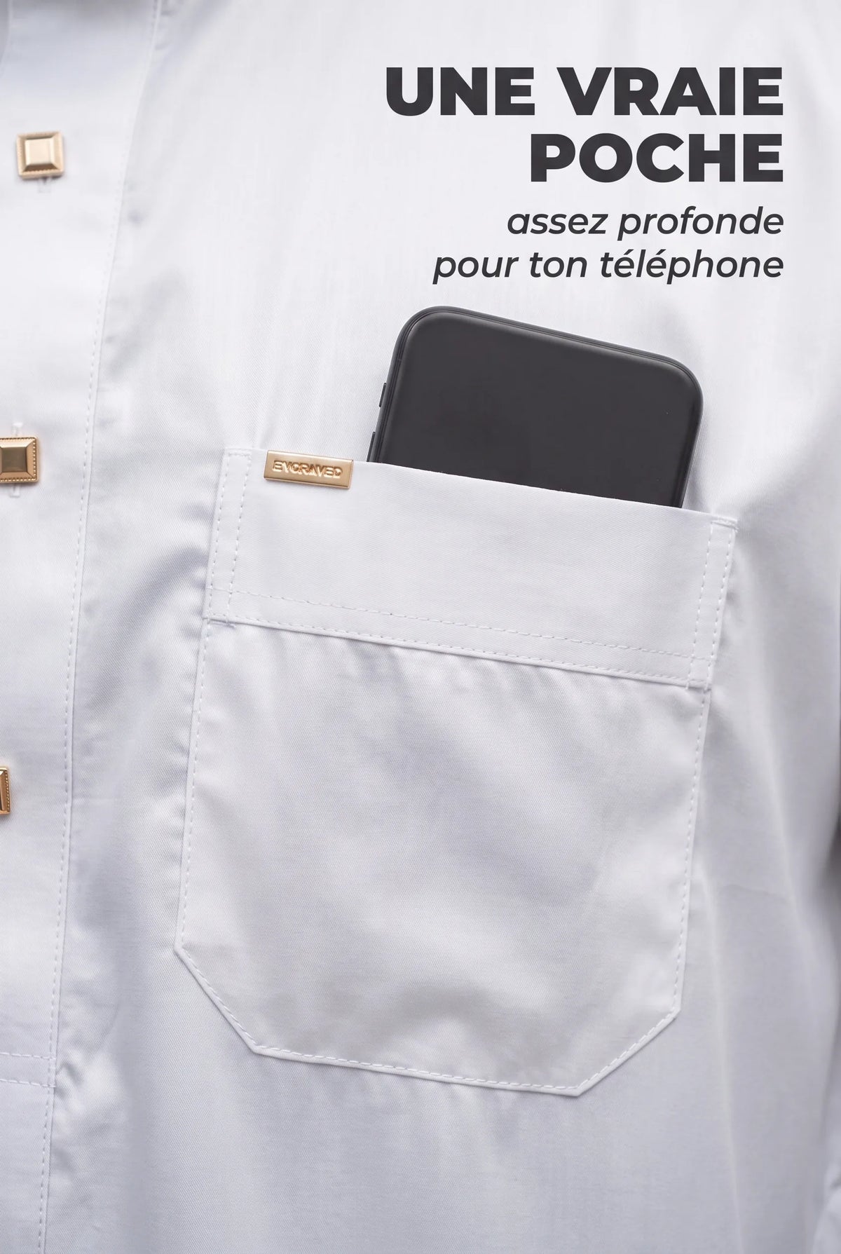 Poche poitrine du qamis Musa blanc avec un téléphone glissé dedans