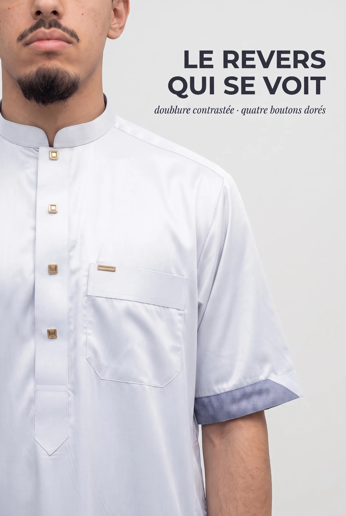 Revers de manche du qamis Musa blanc, doublure contrastée et boutons dorés