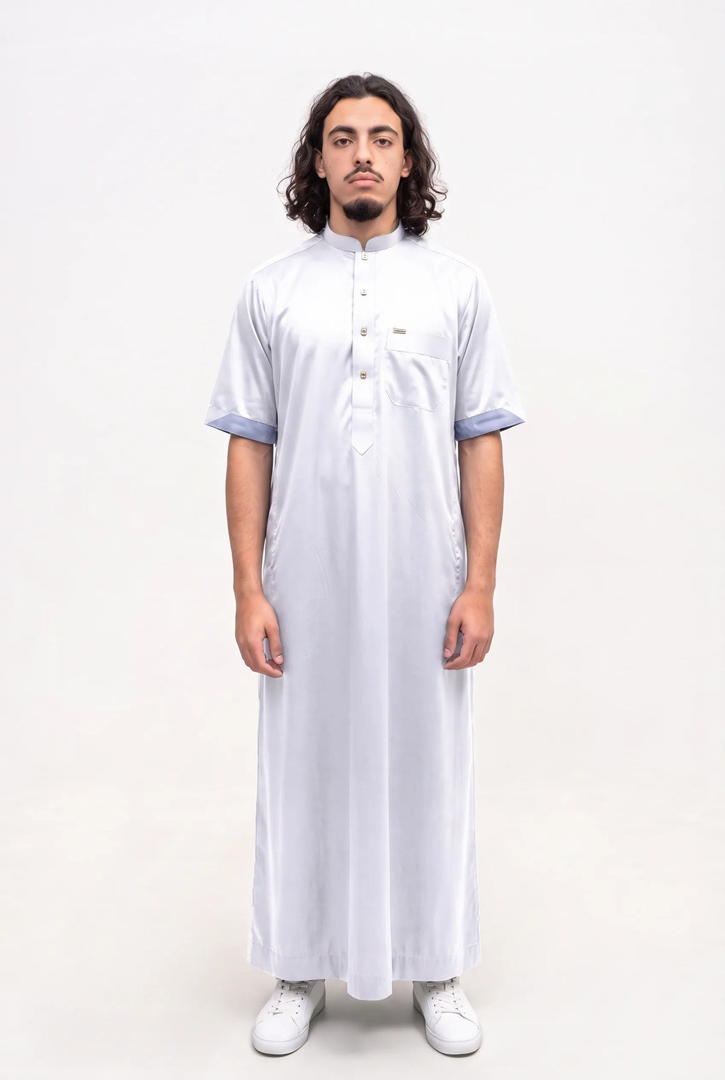 Qamis saoudien satiné Musa blanc porté, col mao et manches courtes, sur fond blanc