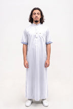 Qamis saoudien satiné Musa blanc porté, col mao et manches courtes, sur fond blanc