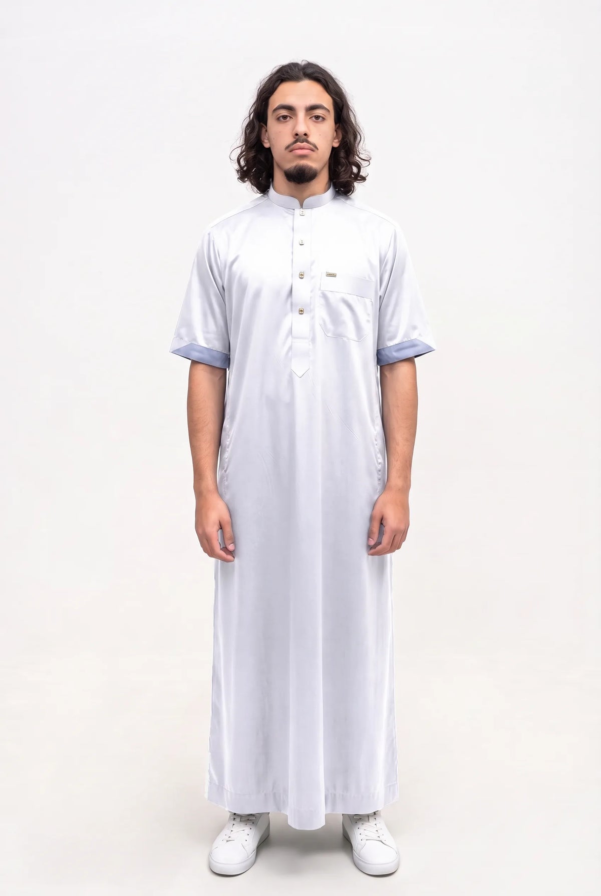 Qamis saoudien satiné Musa blanc porté, col mao et manches courtes, sur fond blanc