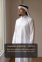 Qamis saoudien satiné Omar blanc porté avec un keffieh, et avis client cinq étoiles