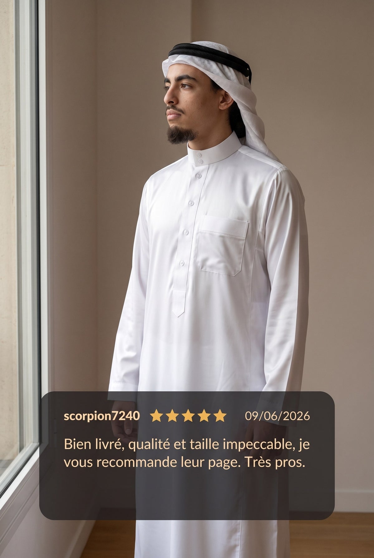 Qamis saoudien satiné Omar blanc porté avec un keffieh, et avis client cinq étoiles