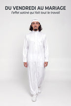 Homme en marche portant le qamis saoudien satiné Omar blanc, du vendredi au mariage