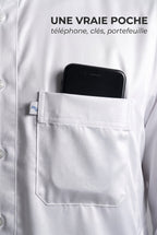 Poche poitrine plaquée du qamis Omar blanc avec un téléphone glissé dedans