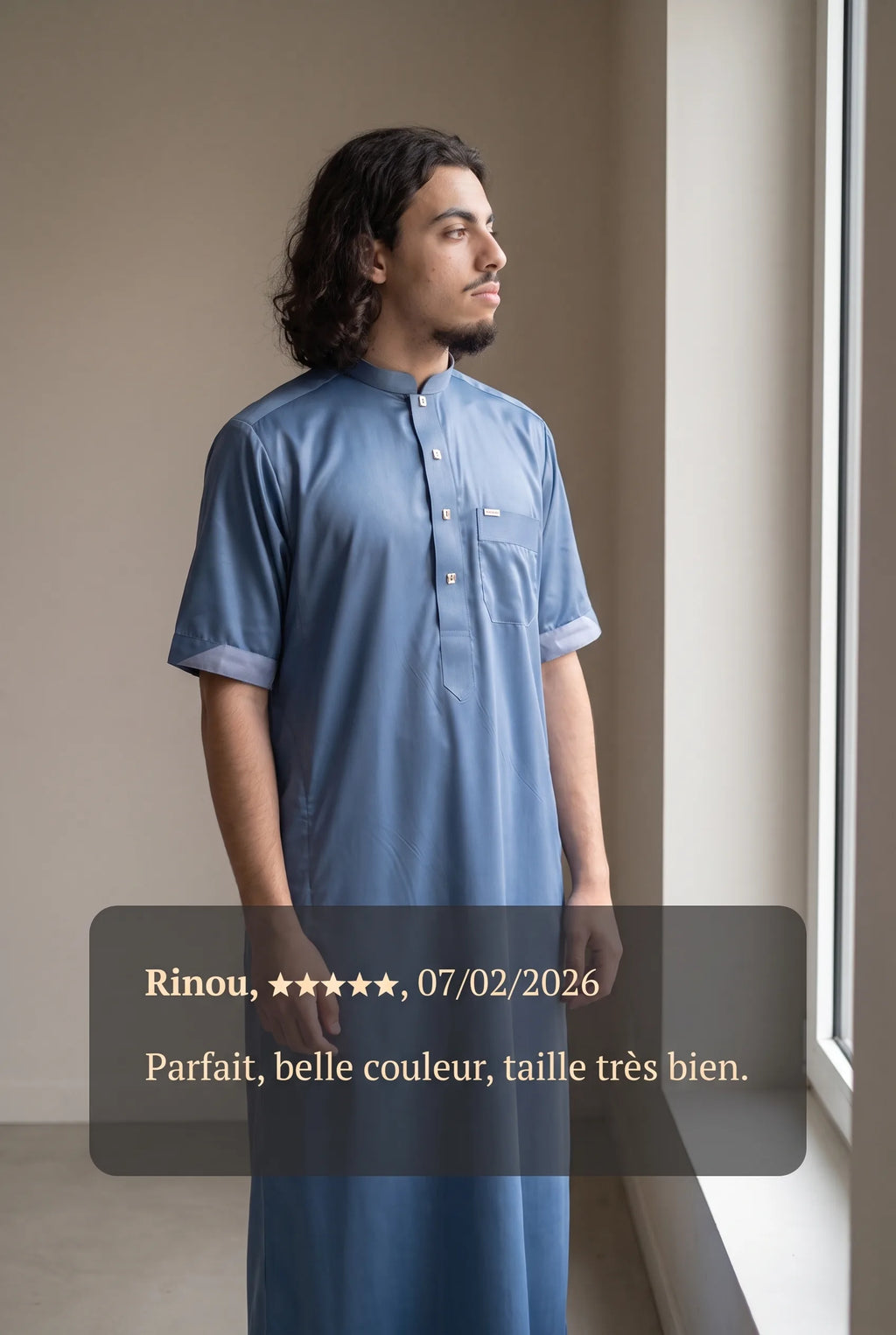 Qamis saoudien satiné Musa bleu marine porté en intérieur, et avis client cinq étoiles
