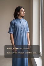 Qamis saoudien satiné Musa bleu marine porté en intérieur, et avis client cinq étoiles
