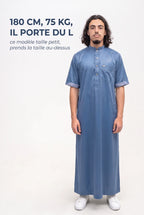 Repère de taille du qamis Musa bleu marine, mannequin de 180 cm et 75 kg en taille L