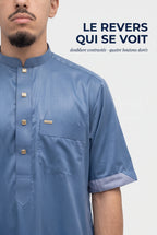 Revers de manche du qamis Musa bleu marine, doublure contrastée et boutons dorés
