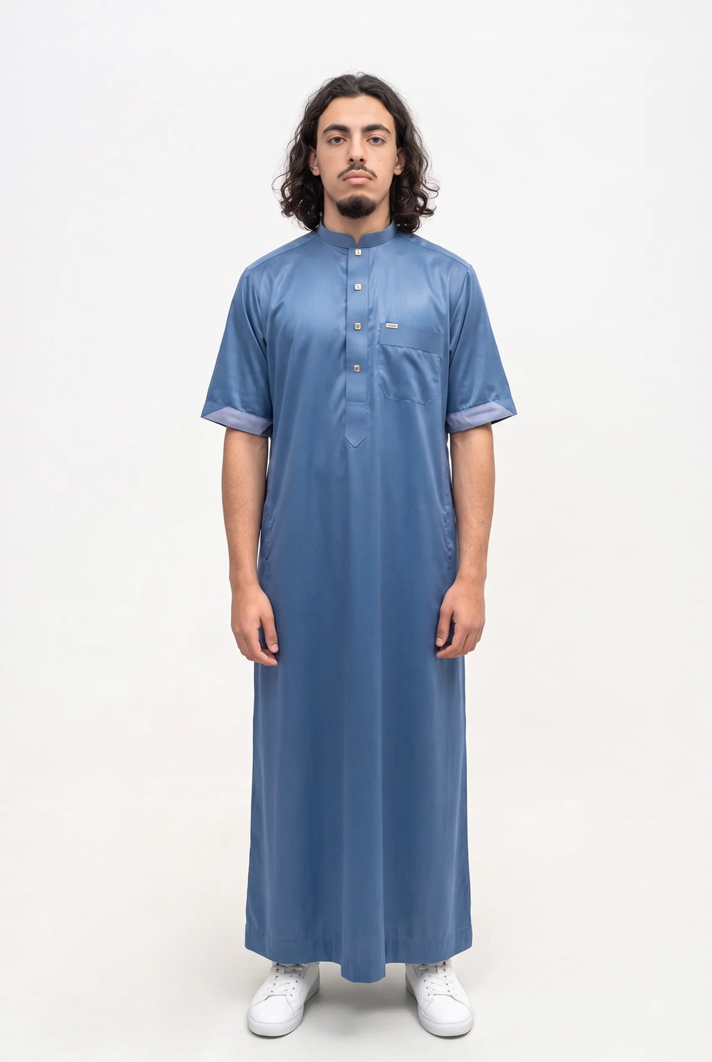 Qamis saoudien satiné Musa bleu marine porté, col mao et manches courtes, sur fond blanc