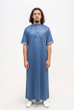 Qamis saoudien satiné Musa bleu marine porté, col mao et manches courtes, sur fond blanc