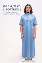 Repère de taille du qamis Musa bleu, mannequin de 180 cm et 75 kg en taille L