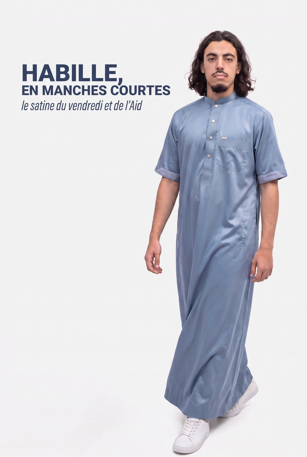 Homme en marche portant le qamis saoudien satiné Musa bleu, le satiné en manches courtes