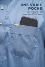 Poche poitrine du qamis Musa bleu avec un téléphone glissé dedans