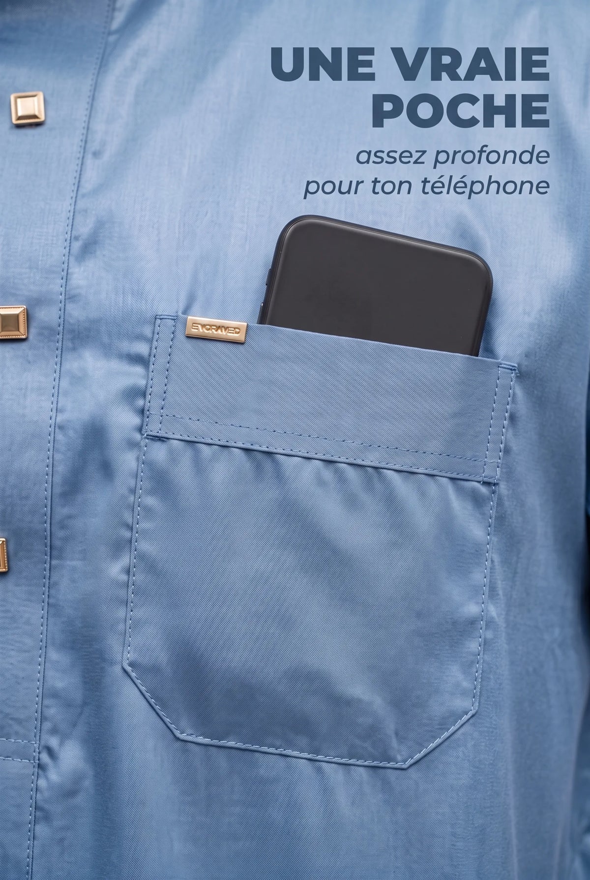 Poche poitrine du qamis Musa bleu avec un téléphone glissé dedans