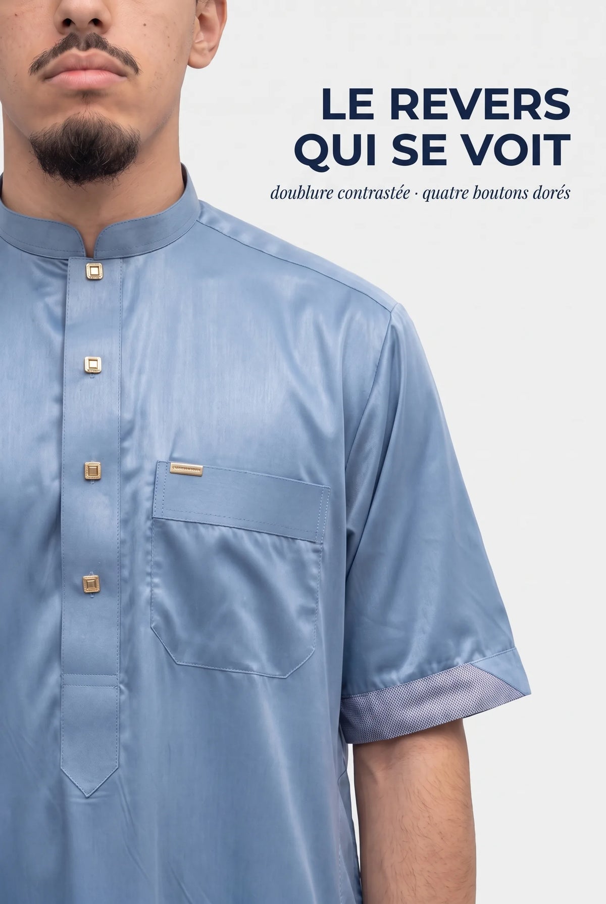 Revers de manche du qamis Musa bleu, doublure contrastée et boutons dorés