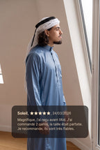 Qamis saoudien satiné Omar bleu porté avec un keffieh, et avis client cinq étoiles