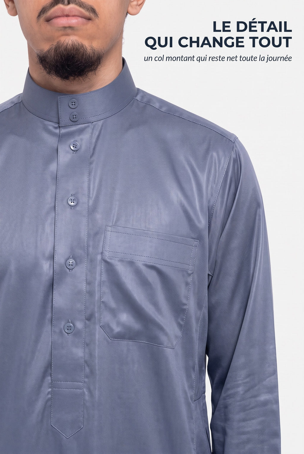 Détail du col mao montant du qamis saoudien satiné Omar bleu et de sa patte de boutonnage