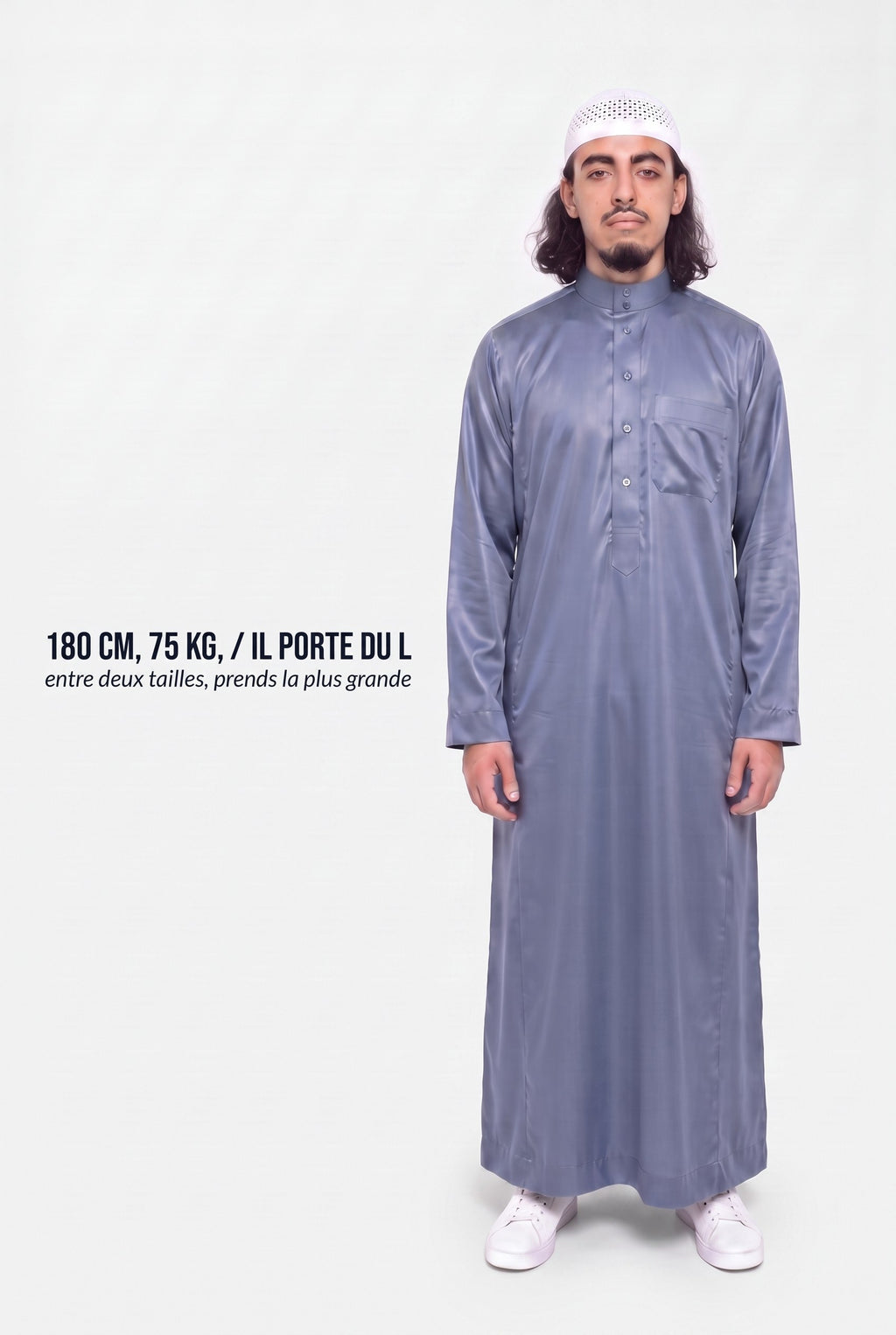 Repère de taille du qamis Omar bleu, mannequin de 180 cm et 75 kg en taille L