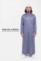 Repère de taille du qamis Omar bleu, mannequin de 180 cm et 75 kg en taille L