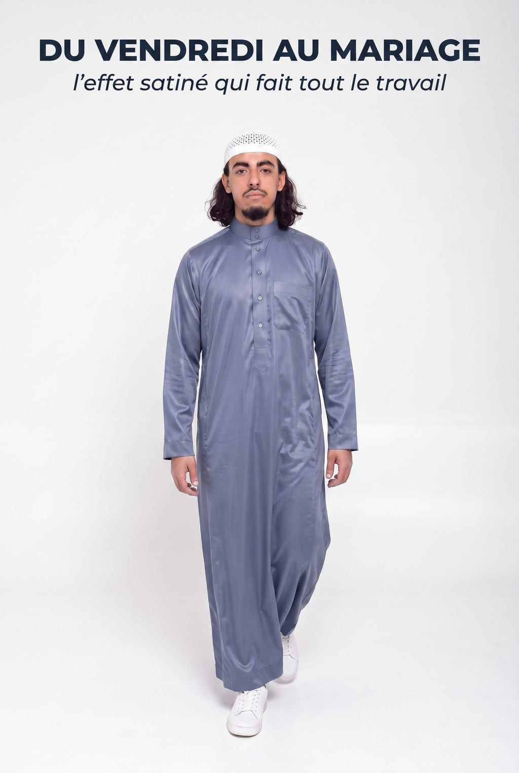 Homme en marche portant le qamis saoudien satiné Omar bleu, du vendredi au mariage