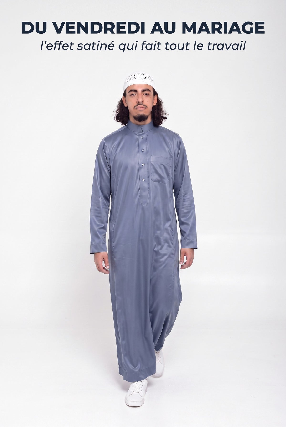 Homme en marche portant le qamis saoudien satiné Omar bleu, du vendredi au mariage