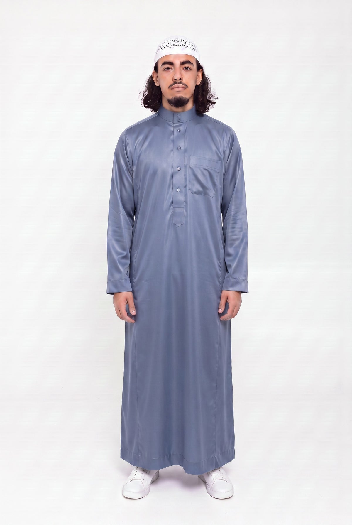 Qamis saoudien satiné Omar bleu porté, col mao et poche poitrine, sur fond blanc