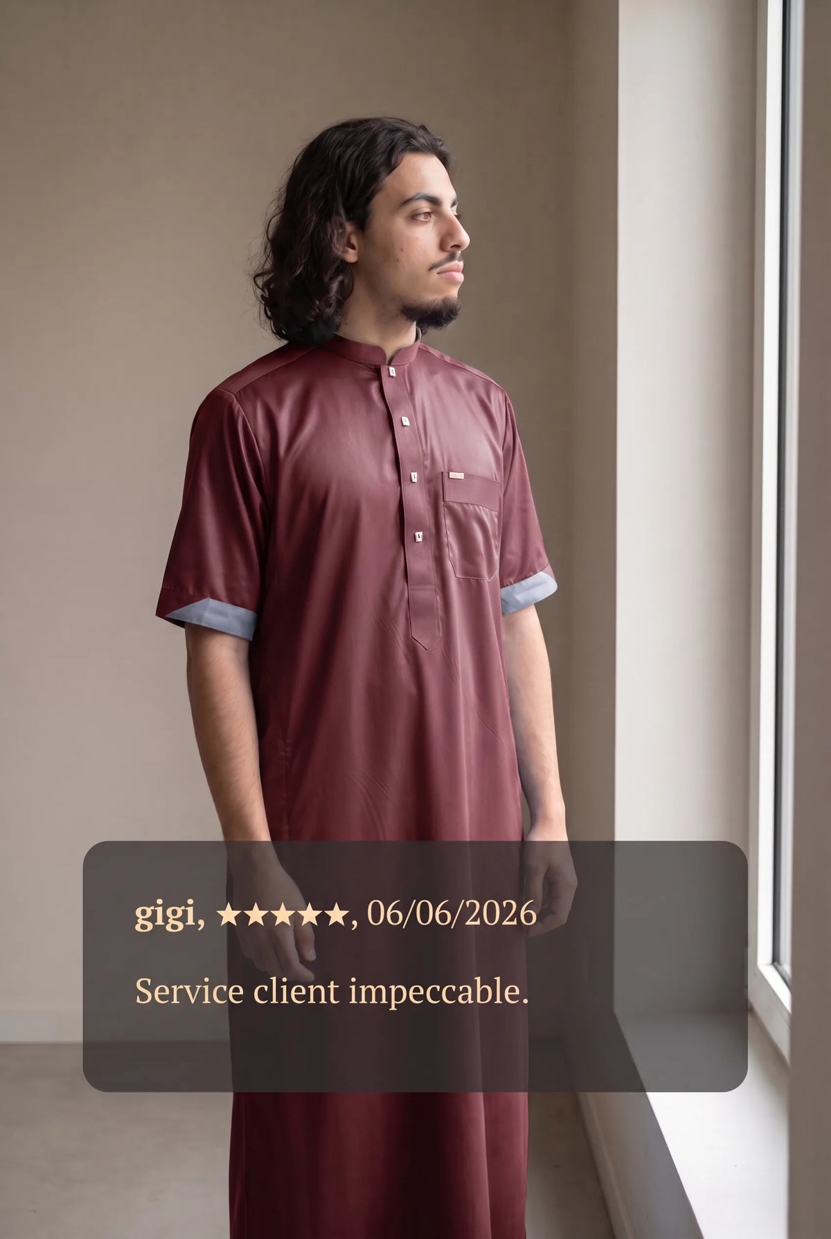 Qamis saoudien satiné Musa bordeaux porté en intérieur, et avis client cinq étoiles