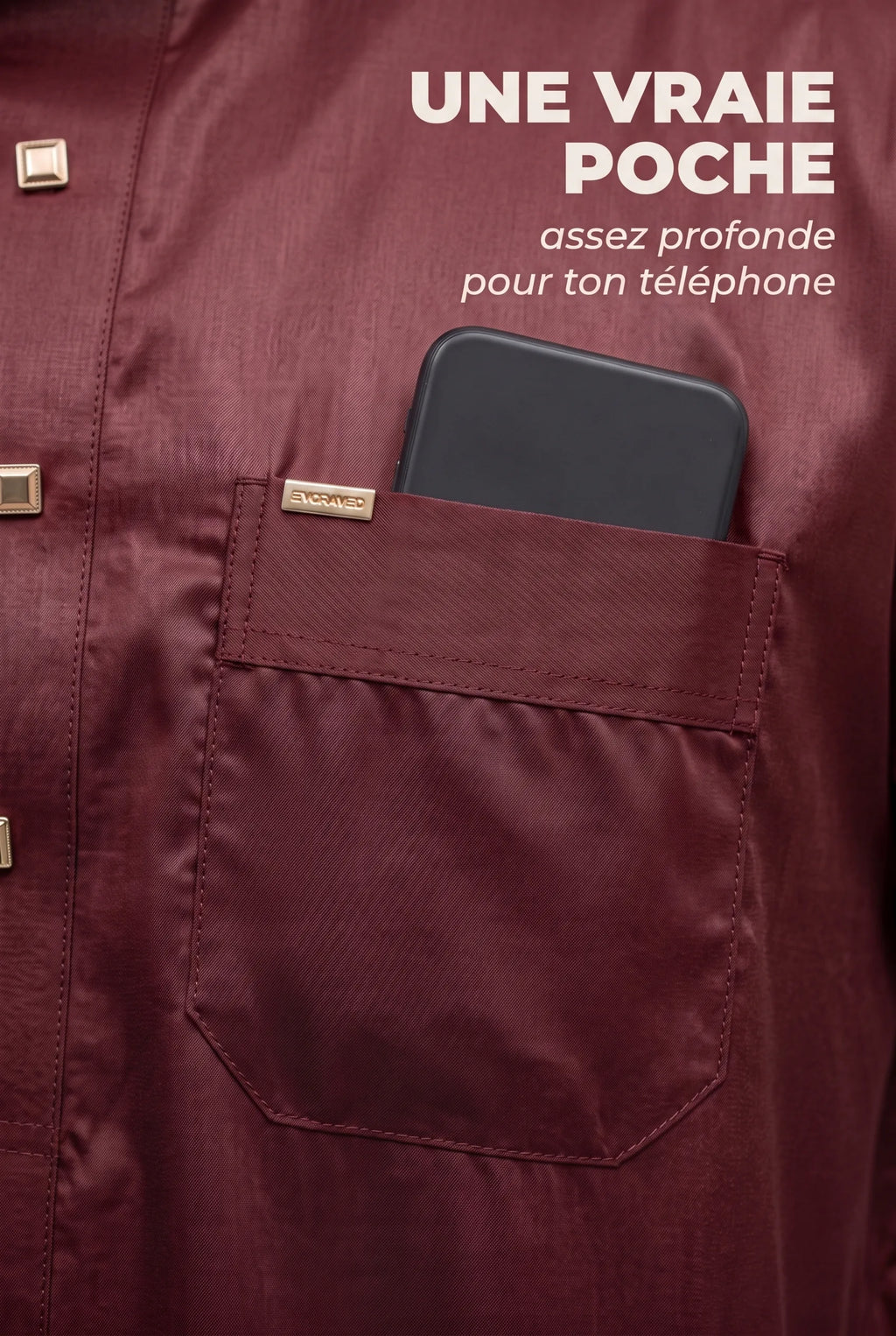 Poche poitrine du qamis Musa bordeaux avec un téléphone glissé dedans