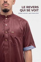 Revers de manche du qamis Musa bordeaux, doublure contrastée et boutons dorés