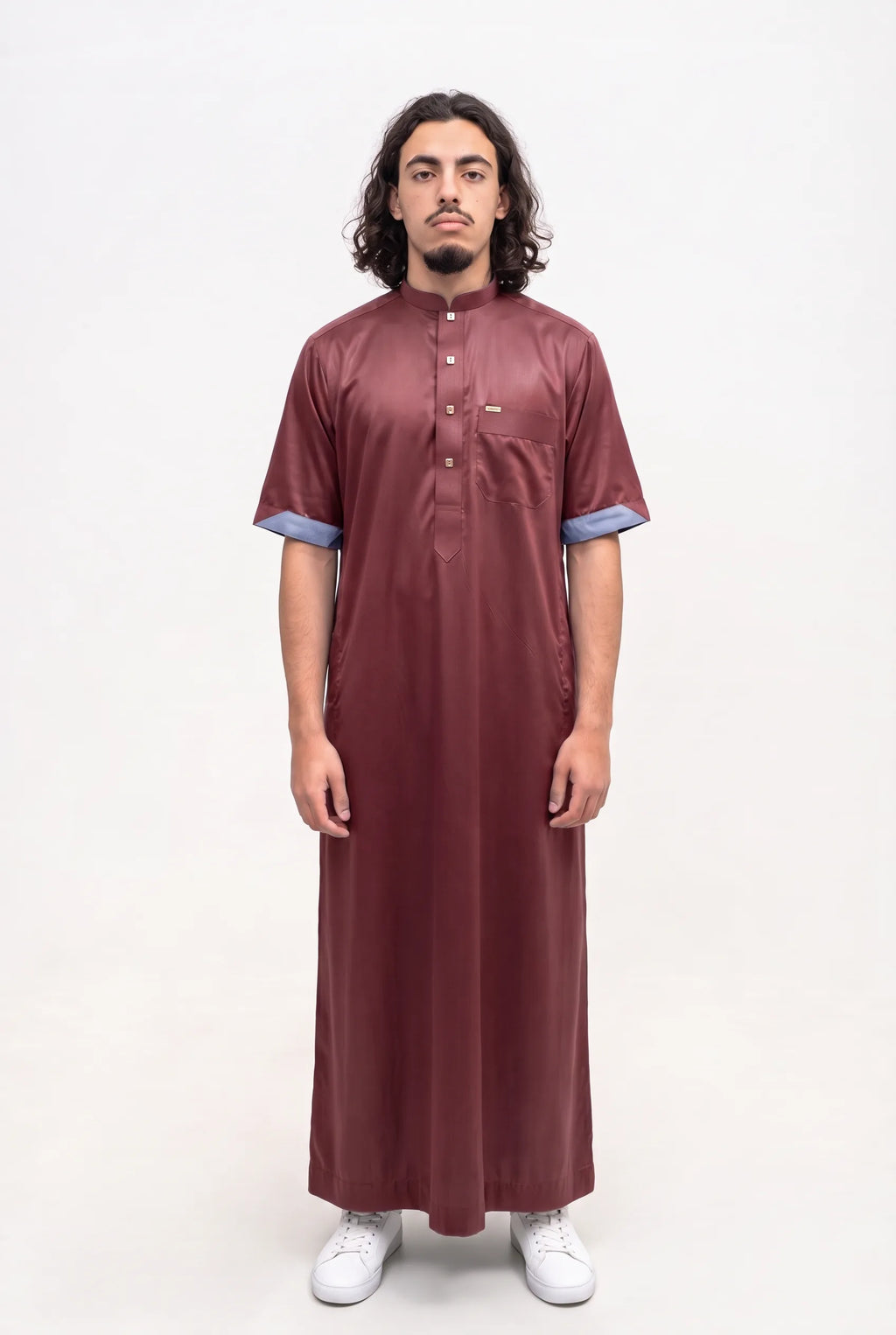 Qamis saoudien satiné Musa bordeaux porté, col mao et manches courtes, sur fond blanc