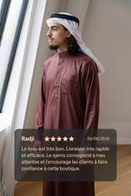 Qamis saoudien Omar bordeaux porté avec un keffieh, et avis client cinq étoiles