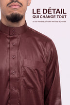 Détail du col mao montant du qamis saoudien Omar bordeaux et de sa patte de boutonnage
