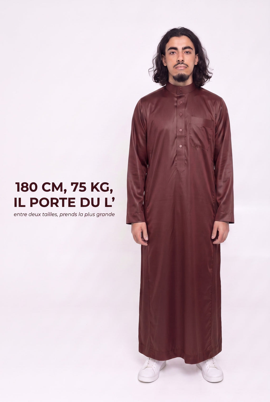 Repère de taille du qamis Omar bordeaux, mannequin de 180 cm et 75 kg en taille L