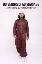Homme en marche portant le qamis saoudien Omar bordeaux satiné, du vendredi au mariage