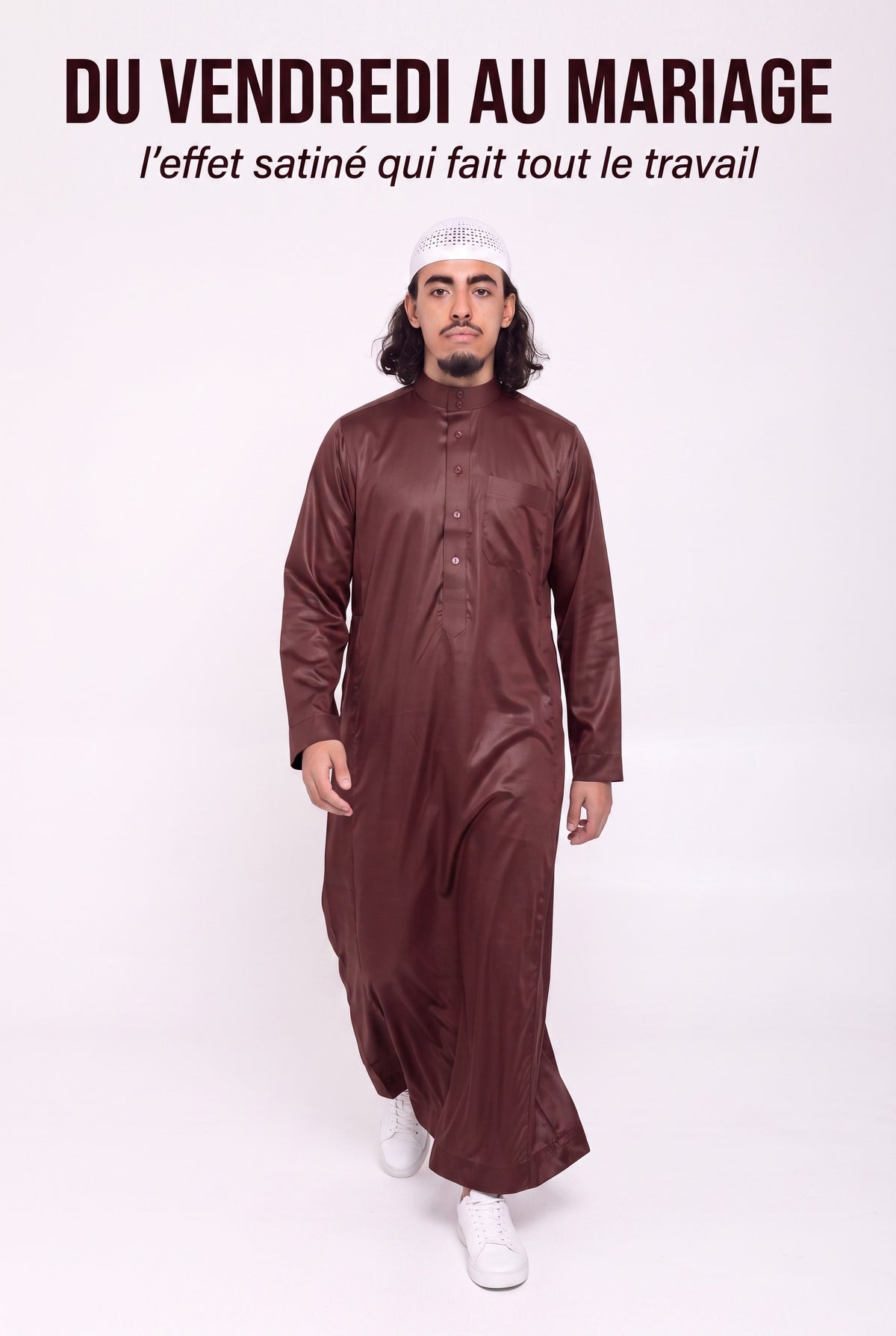 Homme en marche portant le qamis saoudien Omar bordeaux satiné, du vendredi au mariage