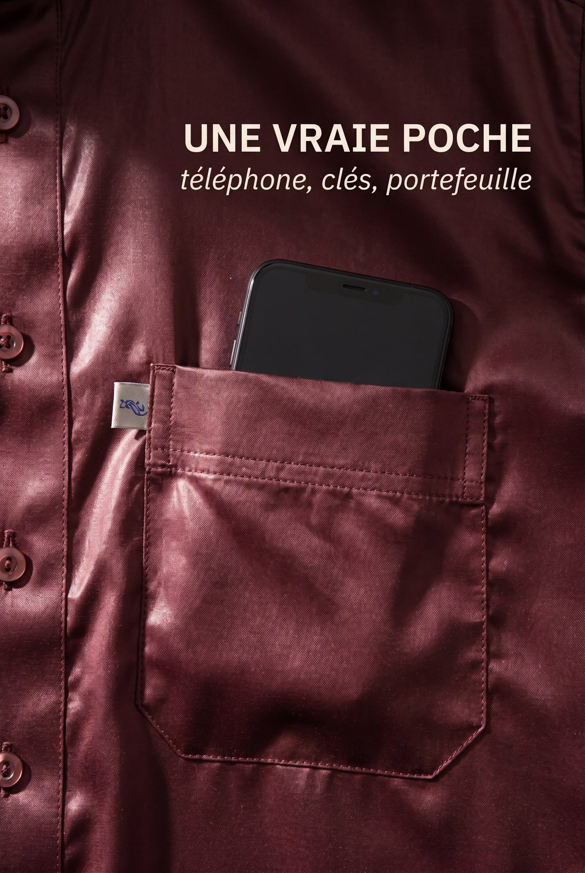 Poche poitrine plaquée du qamis Omar bordeaux avec un téléphone glissé dedans