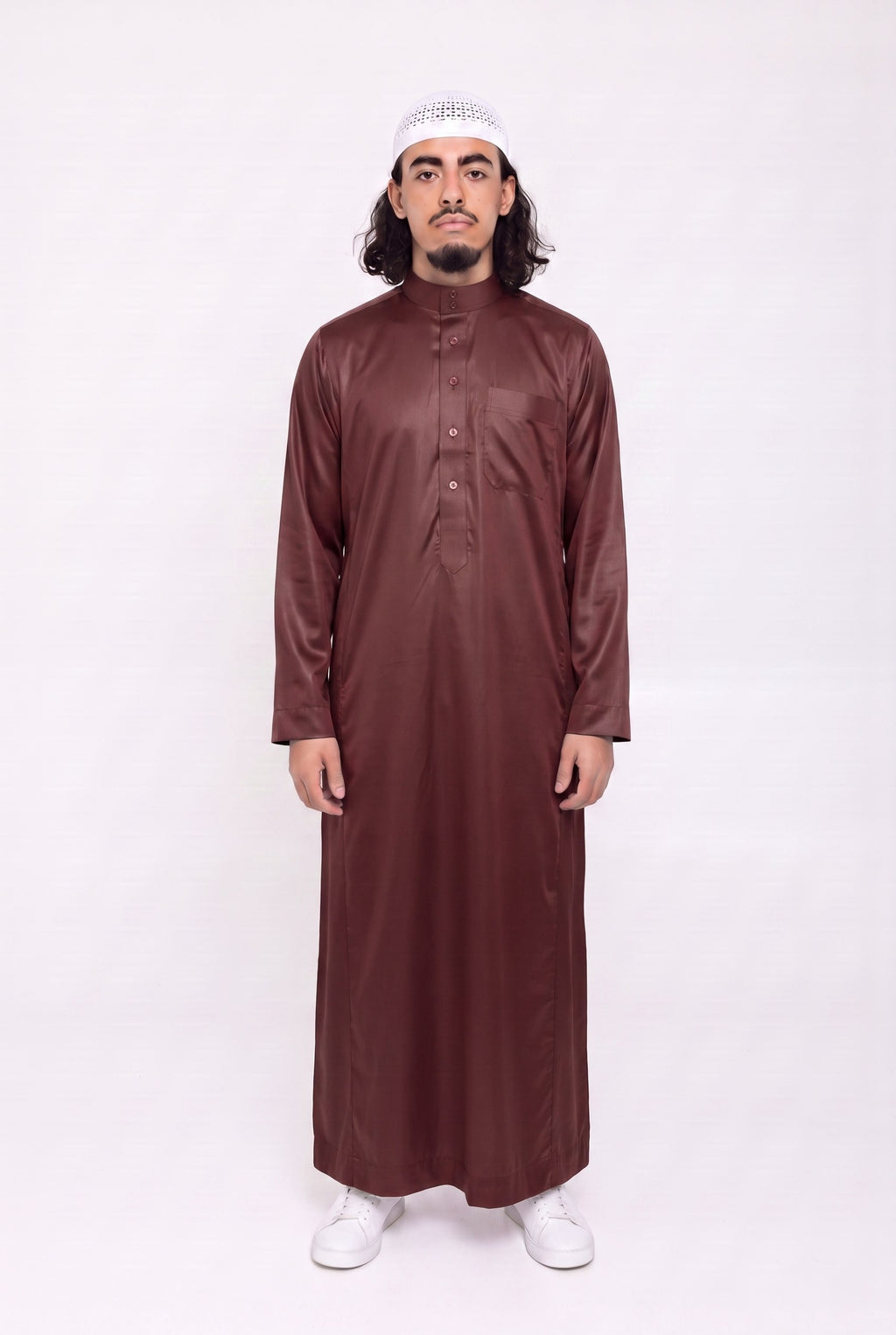 Qamis saoudien Omar bordeaux satiné porté, col mao et poche poitrine, sur fond blanc