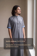 Qamis saoudien satiné Musa gris porté en intérieur, et avis client cinq étoiles